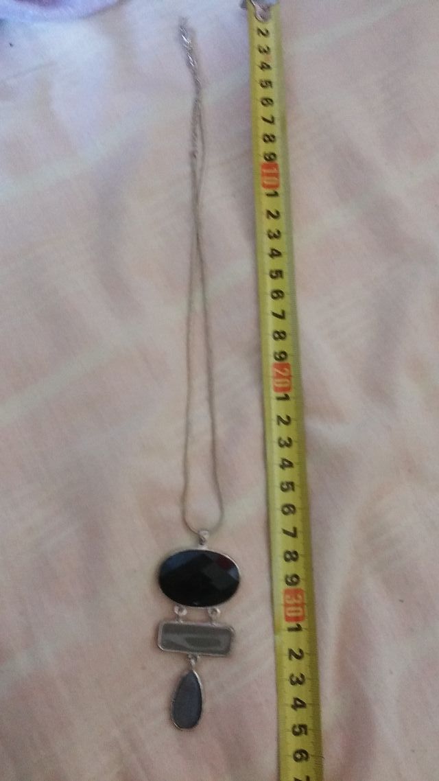 Collar de acero inoxidable con piedra negra