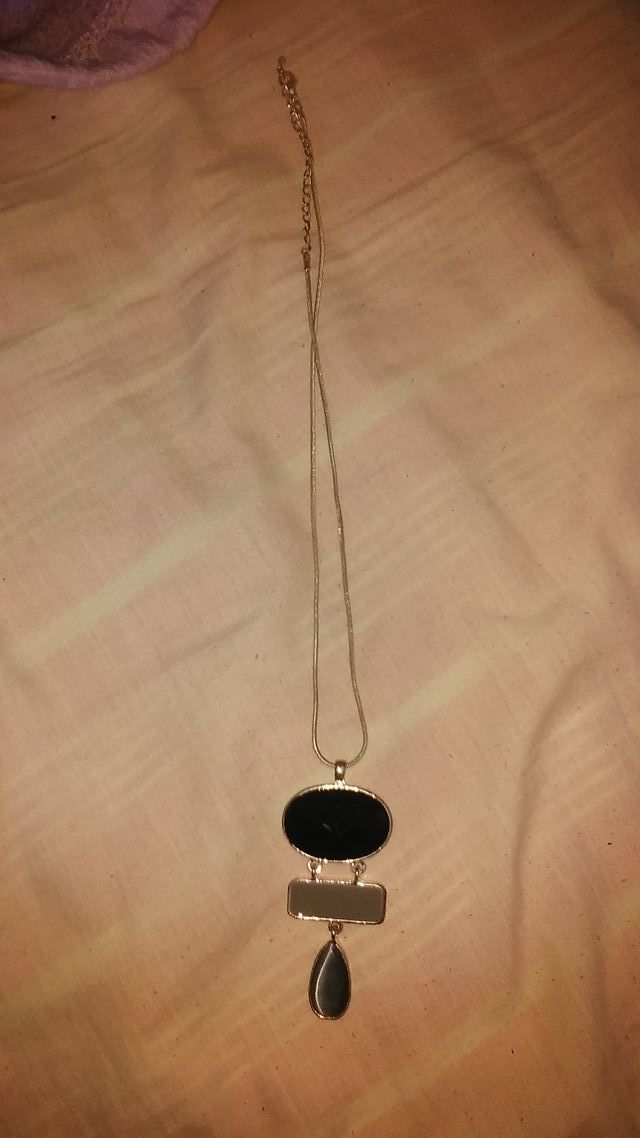 Collar de acero inoxidable con piedra negra