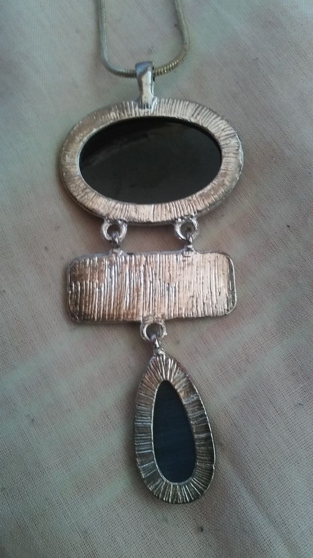 Collar de acero inoxidable con piedra negra