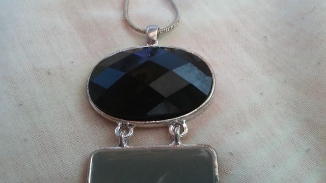 Collar de acero inoxidable con piedra negra