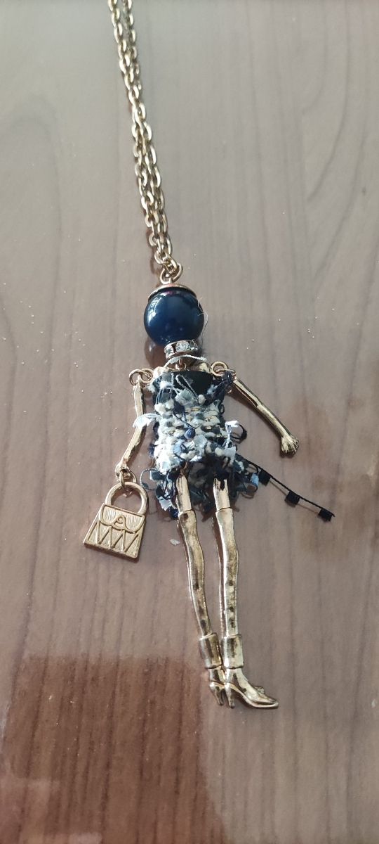 Collana con bambola