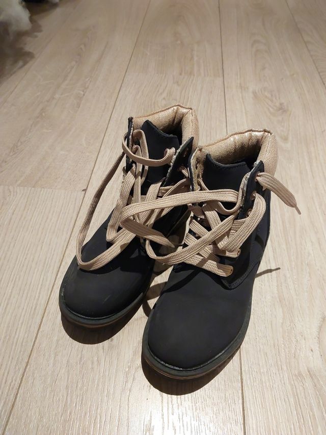 BOTAS DE NIÑA PUESTAS 1VEZ NO HAGO ENVÍOS