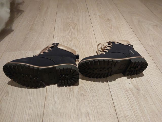 BOTAS DE NIÑA PUESTAS 1VEZ NO HAGO ENVÍOS