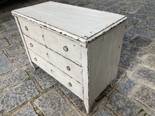 Cómoda francesa Luis XVI con pátina en blanco roto