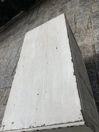 Cómoda francesa Luis XVI con pátina en blanco roto