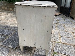 Cómoda francesa Luis XVI con pátina en blanco roto