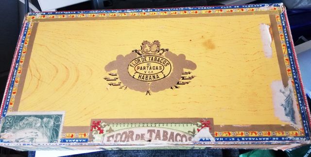 Caja de madera antigua de puros Partagas