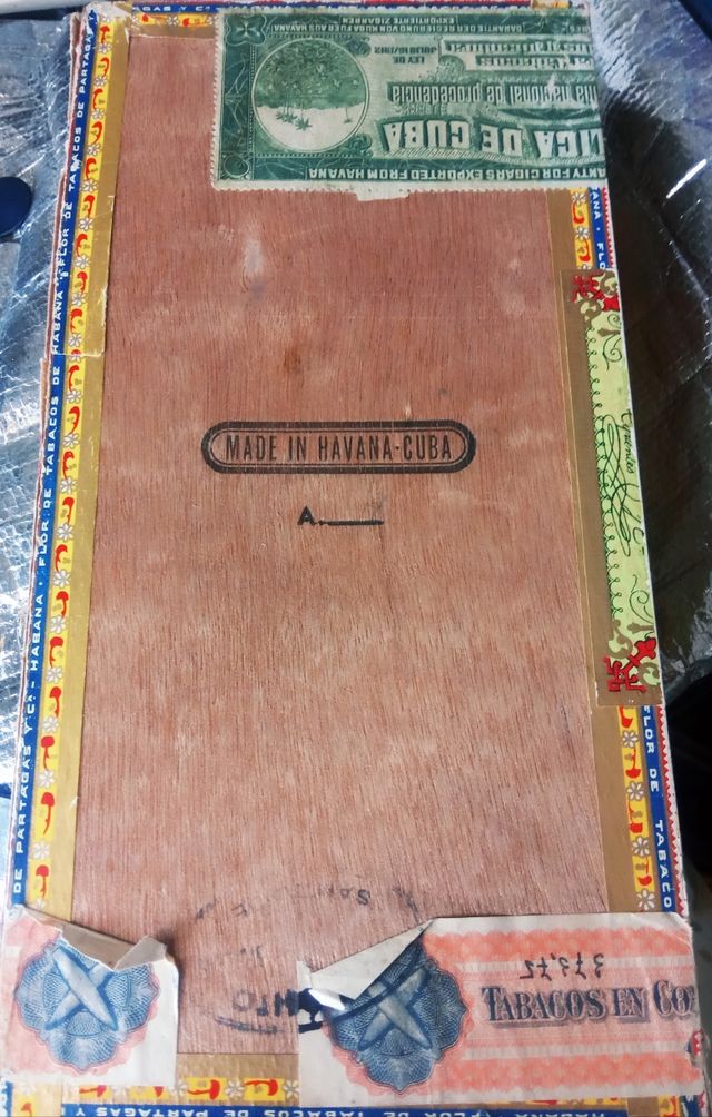Caja de madera antigua de puros Partagas