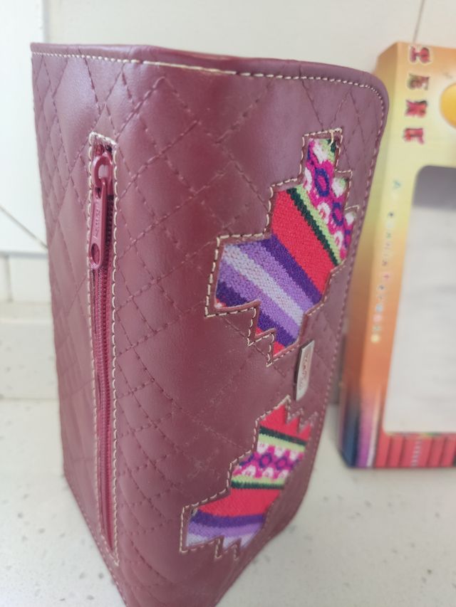 Cartera de piel. Mujer.