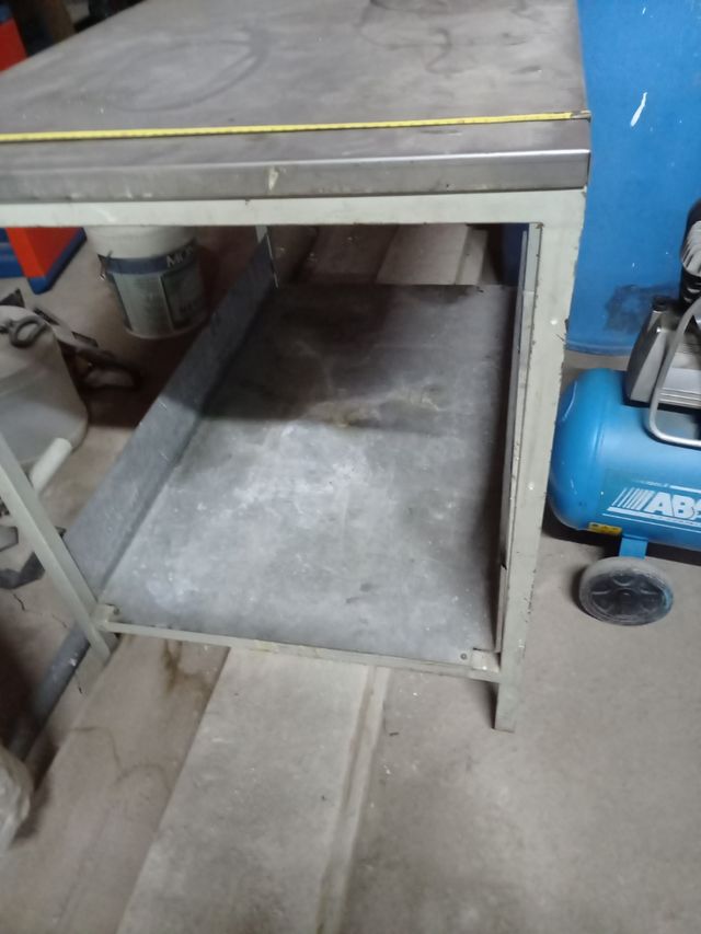 Mesa con sobre de inoxidable