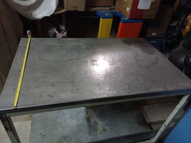 Mesa con sobre de inoxidable