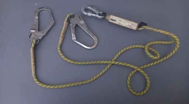 Doble gancho para trabajos en altura