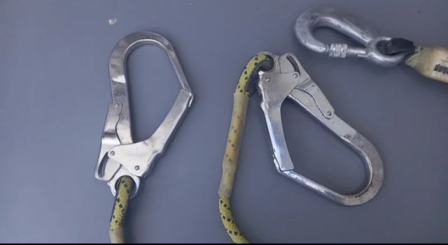 Doble gancho para trabajos en altura