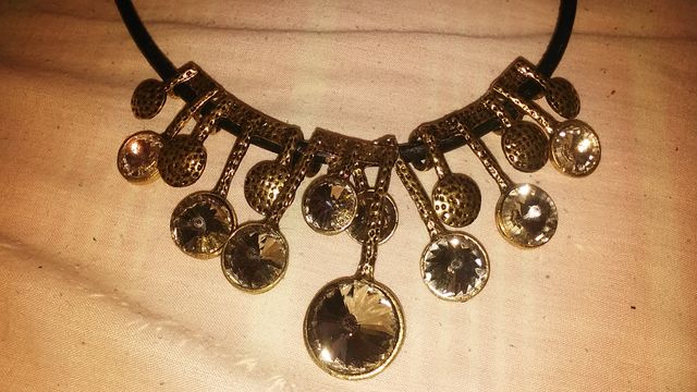 Collar Golden Rose con detalles de latón y cristal