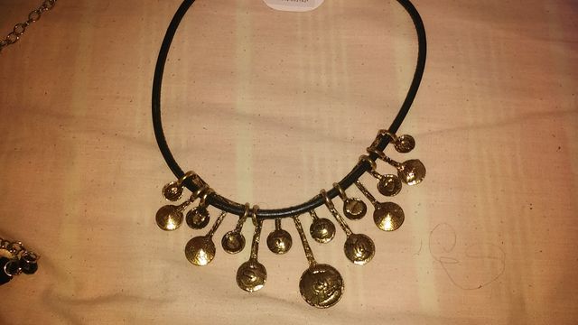 Collar Golden Rose con detalles de latón y cristal