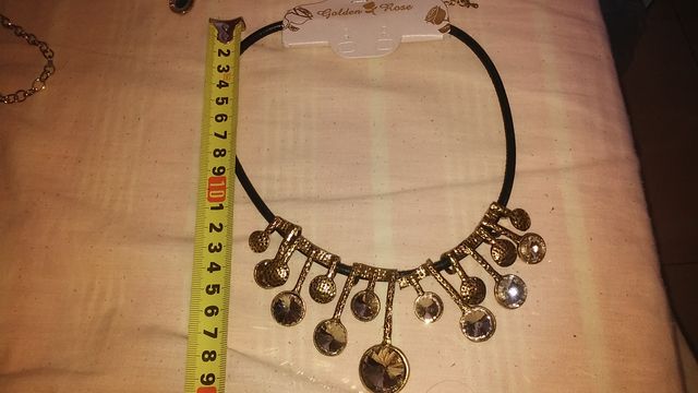 Collar Golden Rose con detalles de latón y cristal
