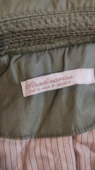 Parka Stradivarius verde militar