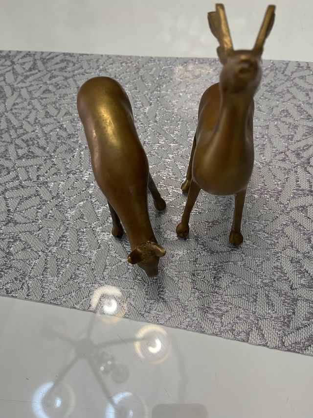 dos figuras de ciervo de bronces