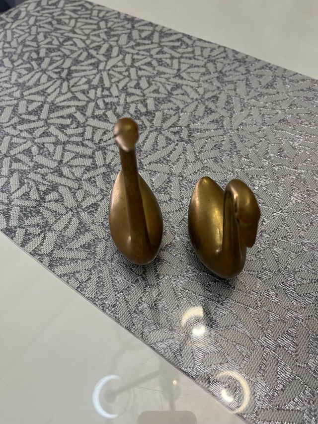 pareja de cisne de bronce