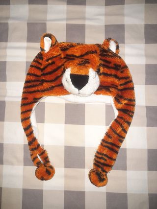 Cappuccio da tigre peluche realizzato in cotone