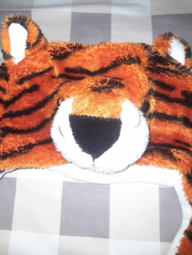 Cappuccio da tigre peluche realizzato in cotone