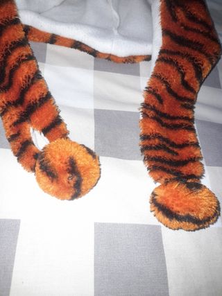 Cappuccio da tigre peluche realizzato in cotone