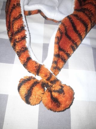 Cappuccio da tigre peluche realizzato in cotone