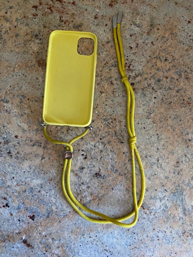 Carcasa amarilla Iphone 11 con cuerda