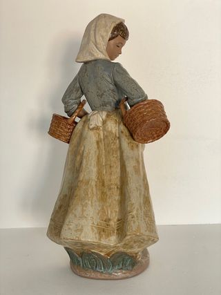 Figura de Nao Lladró, pescadora de vacio