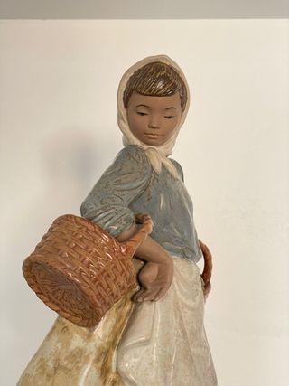 Figura de Nao Lladró, pescadora de vacio