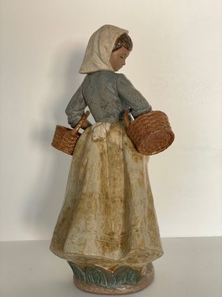 Figura de Nao Lladró, pescadora de vacio