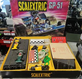 SCALEXTRIC COMPLETO,CON DOS COCHES NUEVOS AÑO 51