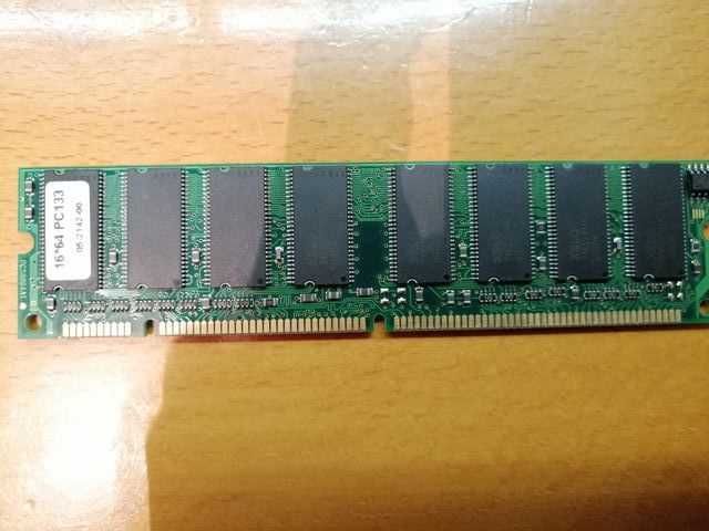 3 RAM PC133 e DDR 333
