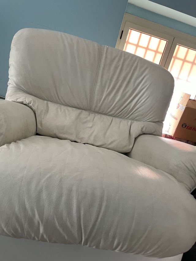 Poltrona bianca in ecopelle e mogano