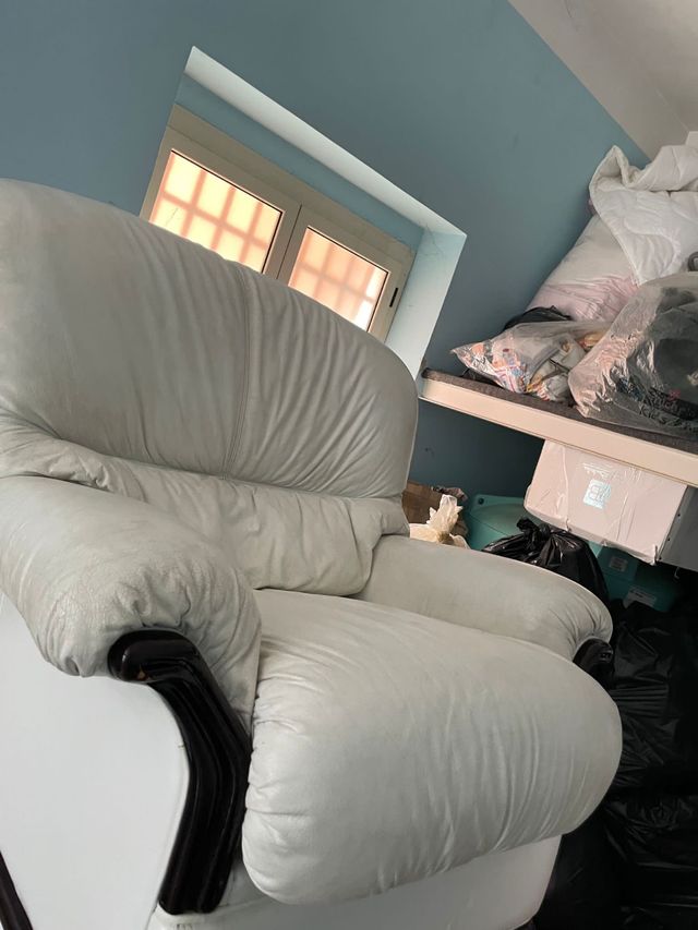 Poltrona bianca in ecopelle e mogano