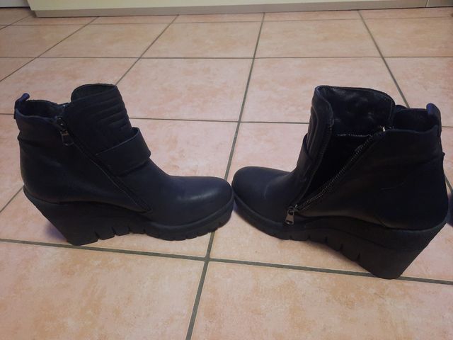 Scarpe in pelle nera taglia 39 nuove