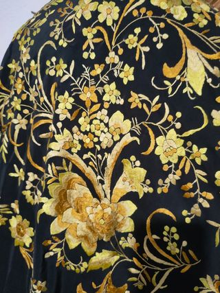 mantón de Manila en tono negro y amarillos dorados
