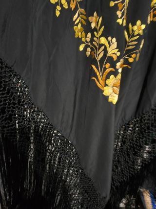 mantón de Manila en tono negro y amarillos dorados