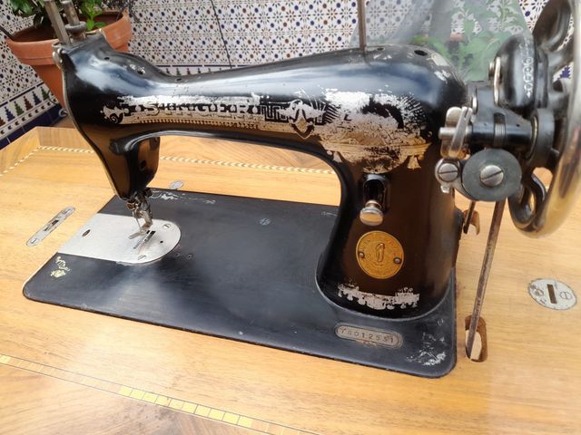 Máquina de coser antigua singer