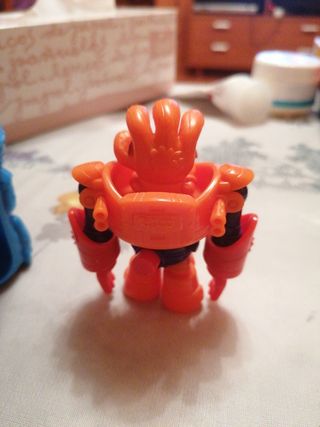 Robot y capsula súper zings