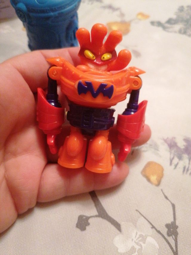 Robot y capsula súper zings