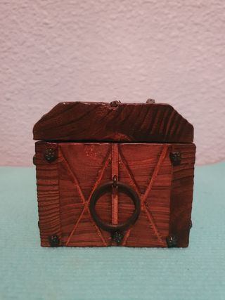 Baúl de madera y candado