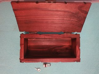 Baúl de madera y candado