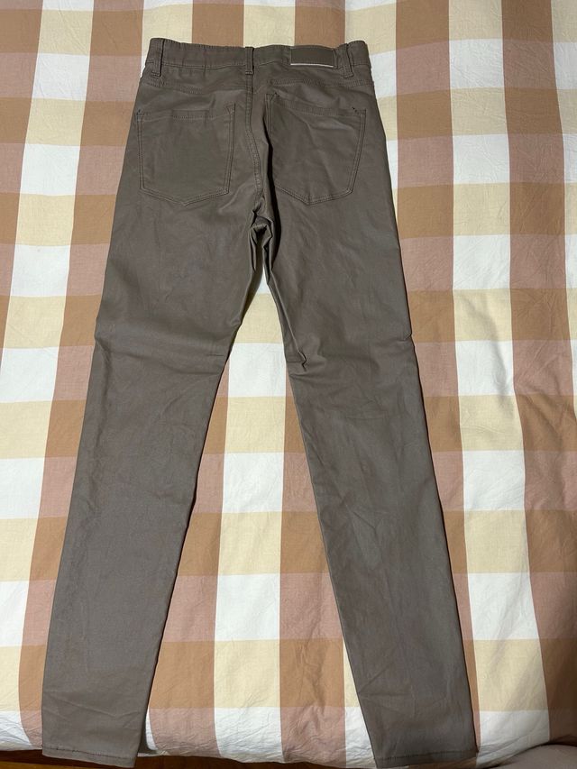 pantalón encerado Stradivarius