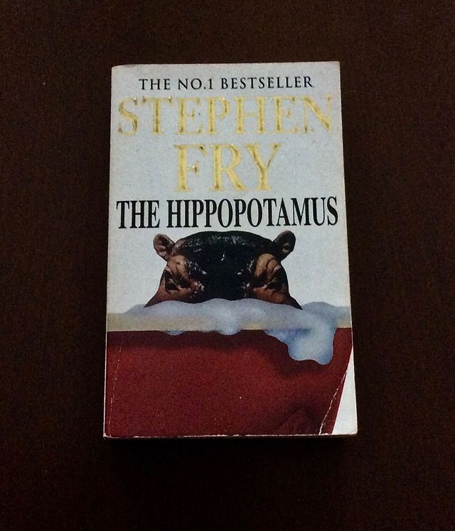 STEPHEN FRY - THE HIPPOPOTAMUS - ESCRITO EN INGLES