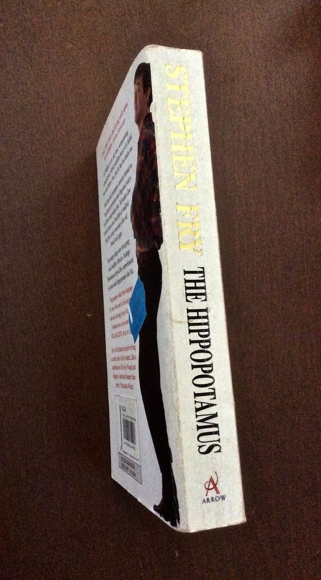 STEPHEN FRY - THE HIPPOPOTAMUS - ESCRITO EN INGLES