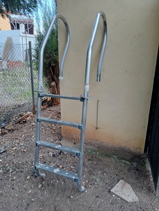 Escalera de piscina