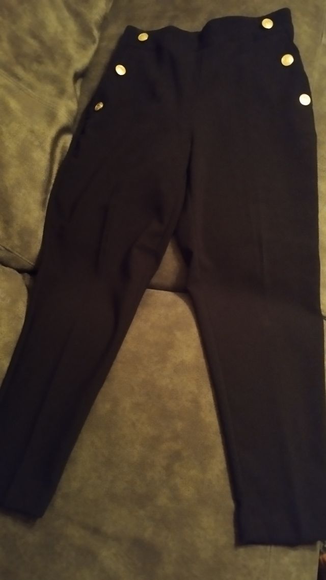 Pantalón negro M. Zara. Goma por detrás.