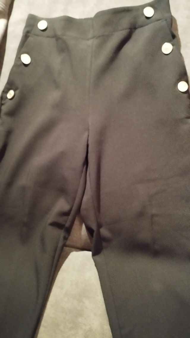 Pantalón negro M. Zara. Goma por detrás.