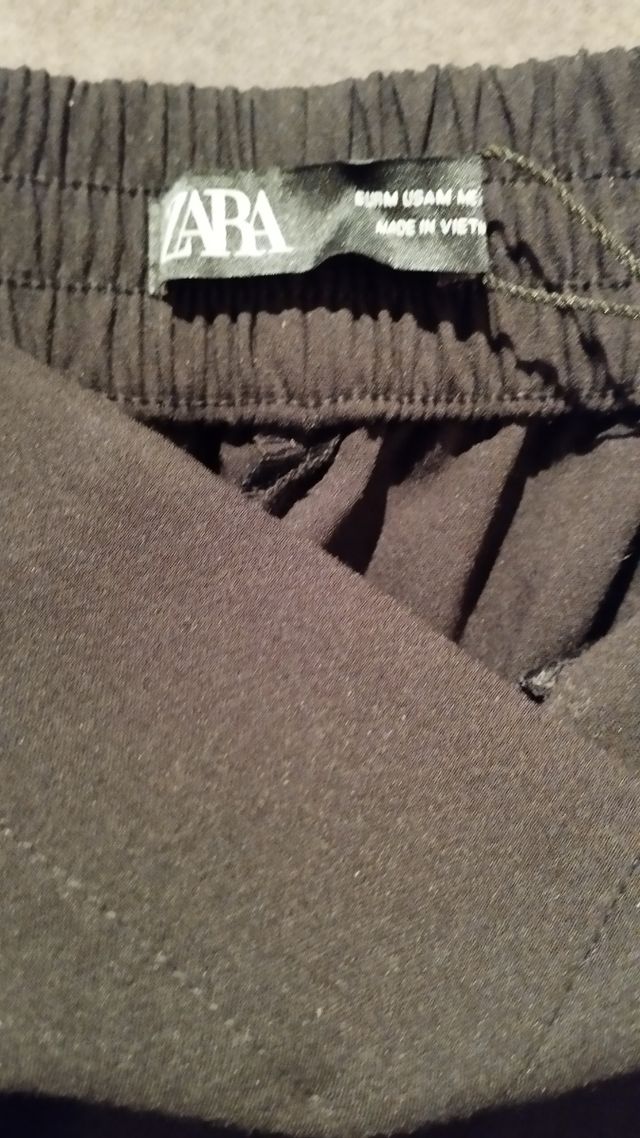 Pantalón negro M. Zara. Goma por detrás.